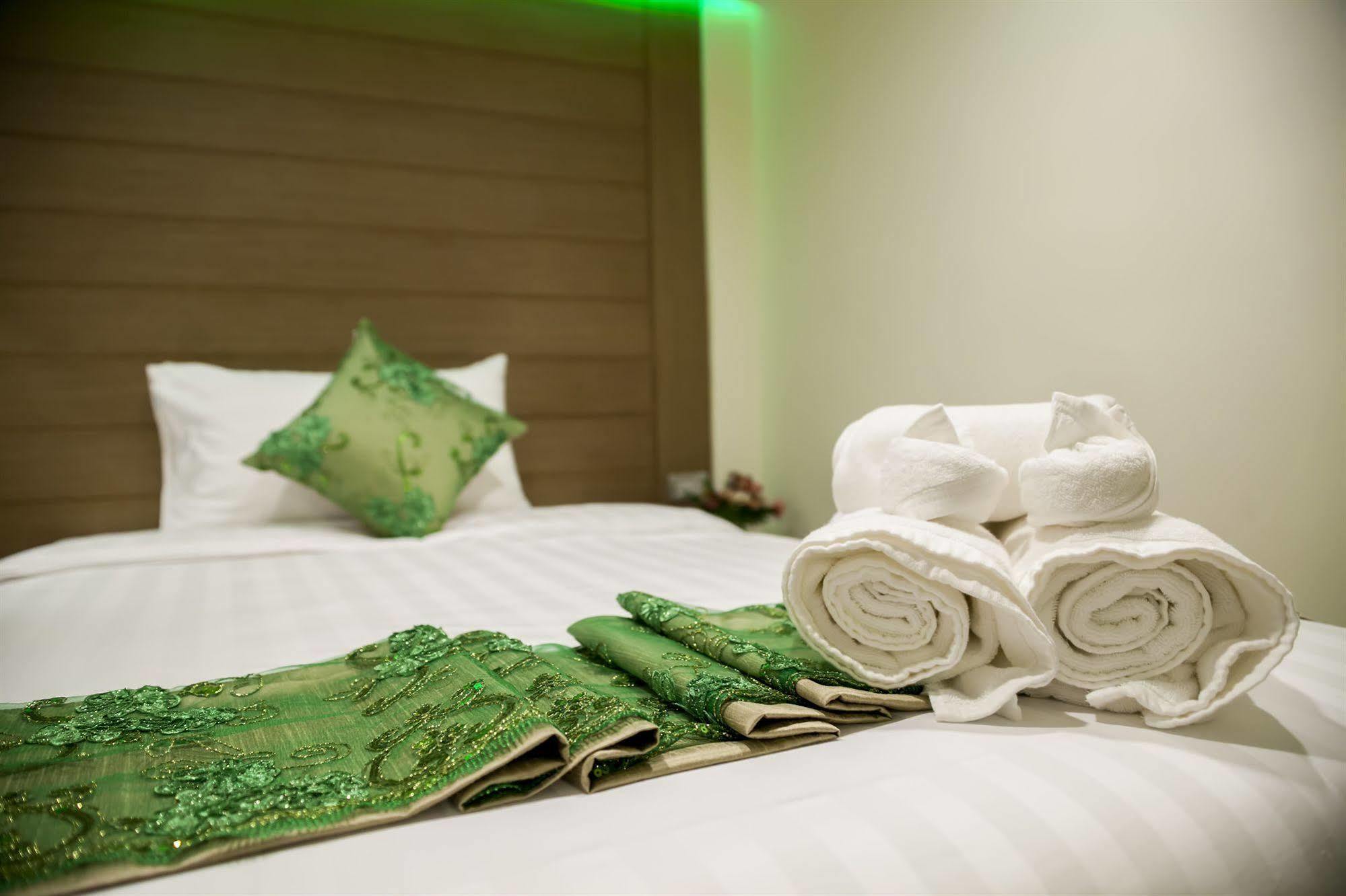 Eleven Avenue Suites Bangkok Zewnętrze zdjęcie